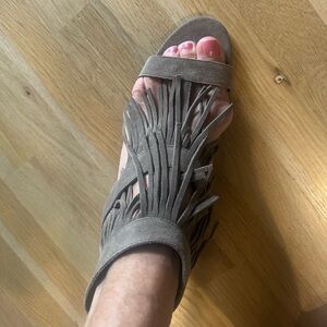 Steve Madden taupe suede leather bohemian sandals -